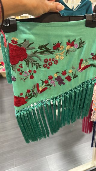 Mantón bordado morado y rojo