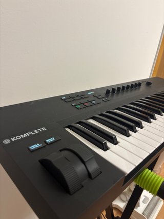 Teclado MIDI Komplete Kontrol A49 MK1, pedal, sop.