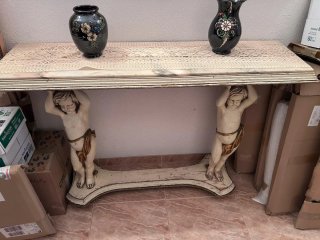 Mesa de entrada con querubines