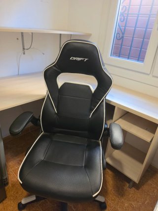 Escritorio de esquina y silla gaming