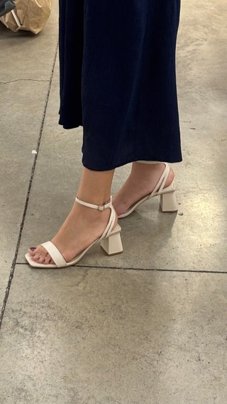 Sandalias tacón beige Lefties