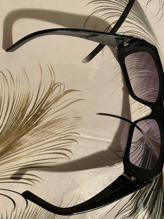 Gafas de sol negras y moradas