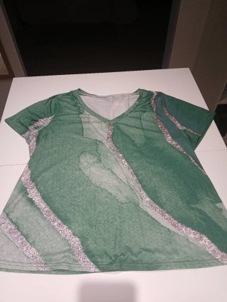 Camiseta verde con estampado abstracto