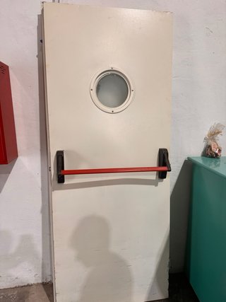 Puerta de emergencia con ojo de buey