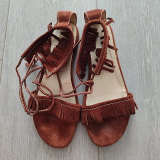 Sandalias planas con flecos marrones