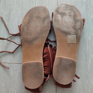 Sandalias planas con flecos marrones