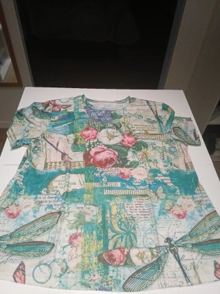 Camiseta estampada floral y libélulas