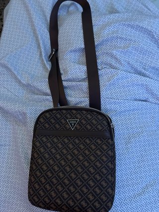 Bolso bandolera Guess marrón estampado