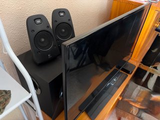 TV Philips + Apple TV 4K + Altavoces Logitech