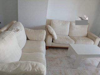 Sofá de tela beige