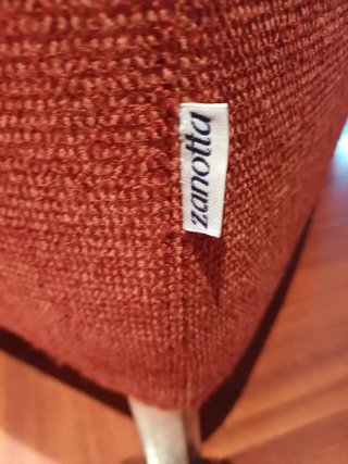 Divano moderno Zanotta con pouf