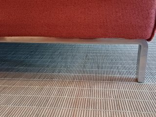 Divano moderno Zanotta con pouf