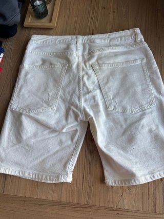 Pantalón corto vaquero hombre blanco