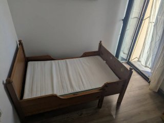 Cama individual de madera extensible, con colchón.
