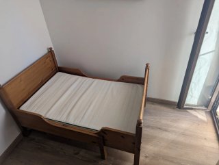 Cama individual de madera extensible, con colchón.