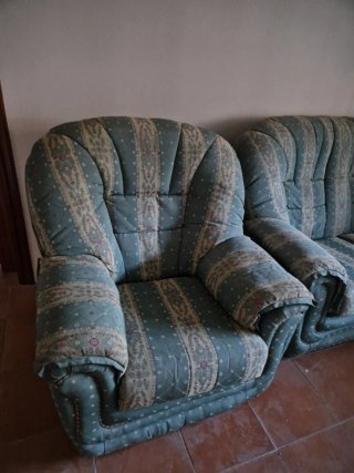 Sofá y 2 sillones de tela (URGE VENDERLO)