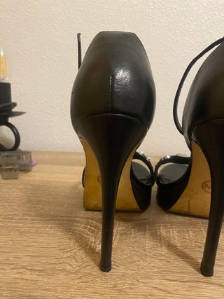 Tacones Michael Kors Negros con Detalles Dorados