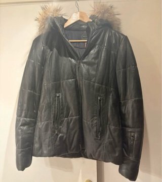 Chaqueta de cuero negra con capucha