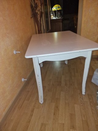 Mesa blanca de madera grande