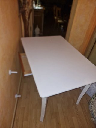 Mesa blanca de madera grande
