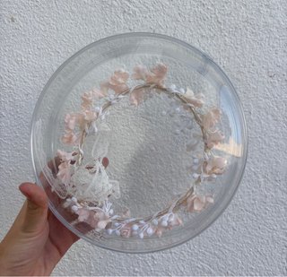 Corona de flores rosa y blanca