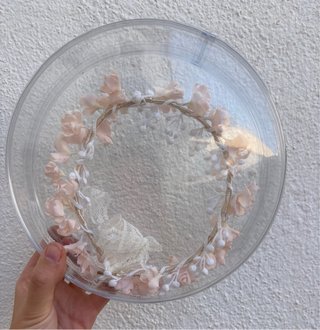Corona de flores rosa y blanca