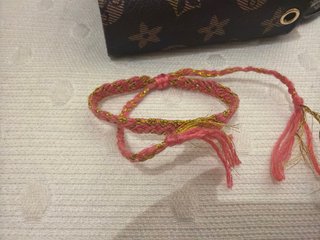 Monedero con borla y detalles dorados