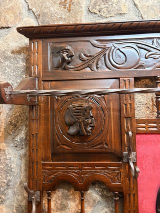 Perchero antiguo madera tela escudo águila