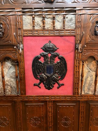 Perchero antiguo madera tela escudo águila