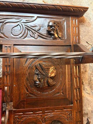 Perchero antiguo madera tela escudo águila