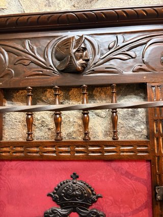 Perchero antiguo madera tela escudo águila