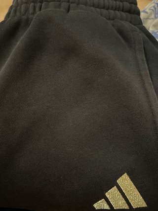 Pantalón Adidas Negro con Logo Dorado