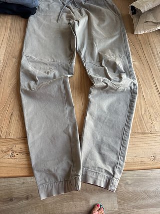 Pantalón cargo Pull and Bear beige hombre