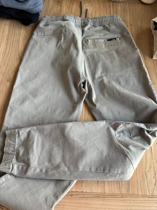 Pantalón cargo Pull and Bear beige hombre