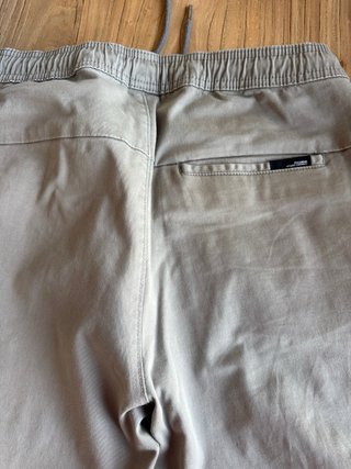 Pantalón cargo Pull and Bear beige hombre