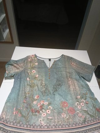 Blusa floral con botones