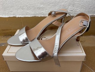 Sandalias plateadas
