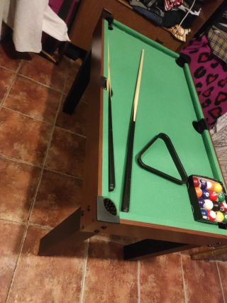 Mesa de billar con sus accesorios