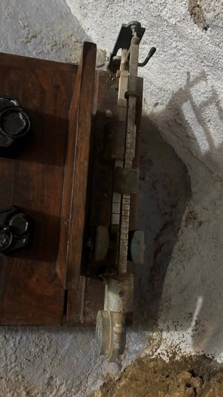 Báscula antigua de plataforma con pesas originales