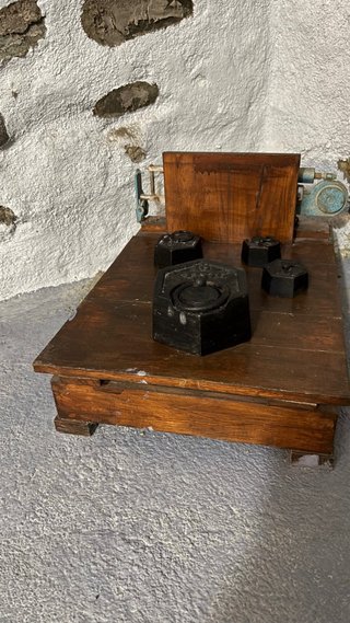 Báscula antigua de plataforma con pesas originales