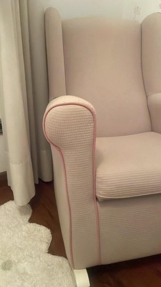 Sillón mecedora beige y rosa