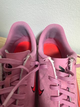 Botas de fútbol Nike rosas y rojas TALLA 34