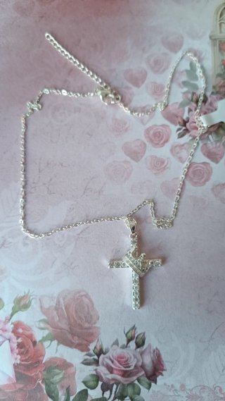 Colgante "Cruz Coronada" Oro Blanco chapado 18k