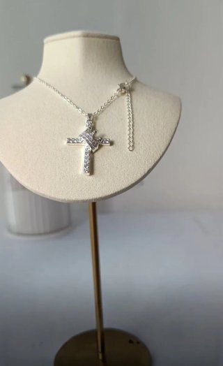 Colgante "Cruz Coronada" Oro Blanco chapado 18k