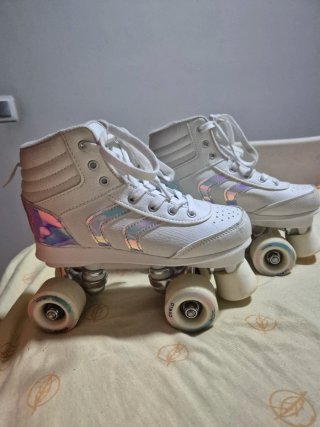 Patines blancos con detalles holográficos