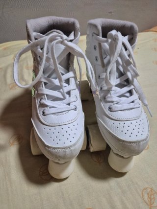 Patines blancos con detalles holográficos
