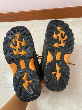 Botas de montaña verdes y naranjas