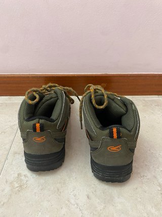 Botas de montaña verdes y naranjas