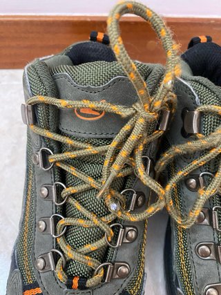 Botas de montaña verdes y naranjas