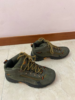 Botas de montaña verdes y naranjas